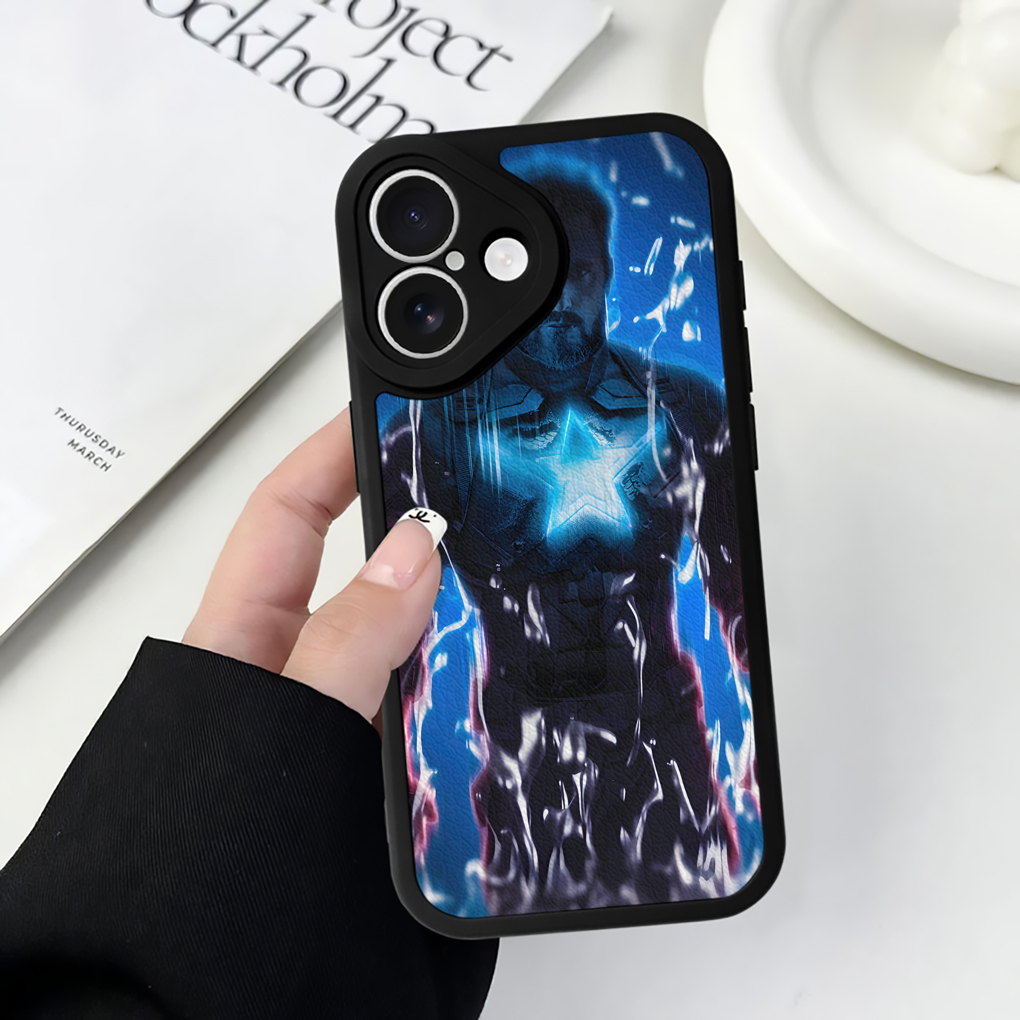 （画像用） アベンジャーズ The Avengers 【iPhone 16シリーズ対応】シリコンスマホケース（レザー調） 材質：シリコン